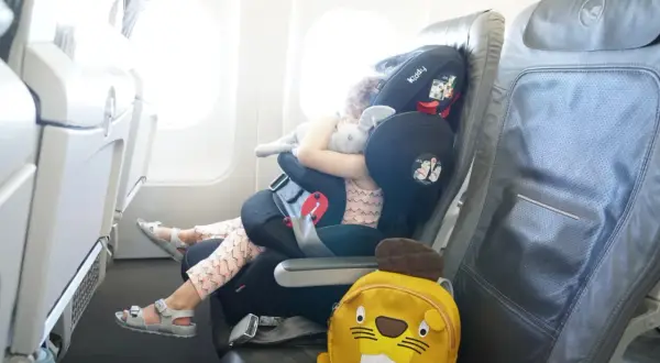 Lufthansa Kindersitz als Gepäck aufgeben: Ihr kostenloser Guide