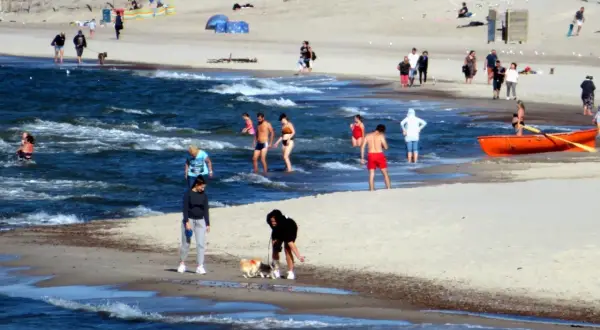 Plaża w Ustce: Wschodnia czy Zachodnia? Wybierz idealną!