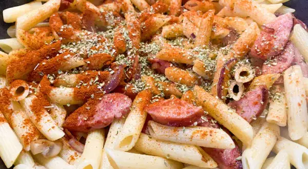 Prosta zapiekanka makaronowa z kiełbasą, która zachwyci każdego smakosza