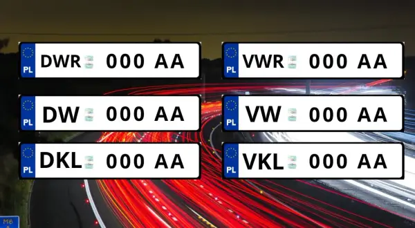 Sześć polskich tablic rejestracyjnych z różnymi oznaczeniami literowymi na tle nocnej autostrady.