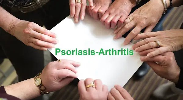 Hände berühren ein Blatt Papier mit "Psoriasis-Arthritis". Viele Menschen mit dieser Erkrankung kämpfen um eine Rente.