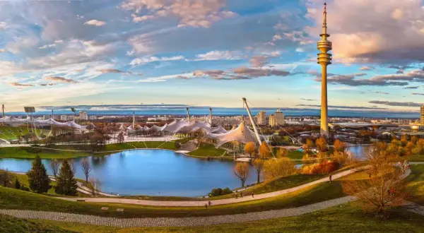 Monachium atrakcje dla dzieci: Olimpijskie jezioro, stadion i wieża telewizyjna tworzą malowniczy krajobraz.
