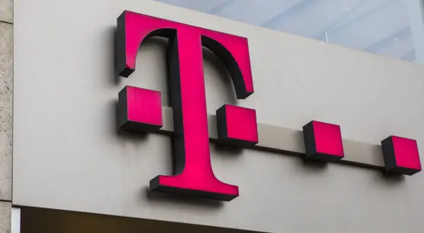 Logo T-Mobile z różowymi kwadratami. 80332 co to za numer? To kod pocztowy, który może być związany z lokalizacją tej firmy.