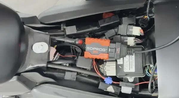 Pod siedzeniem motocykla podłączony moduł SDPROG OBD. Problem z zapłonem po przekręceniu kluczyka?
