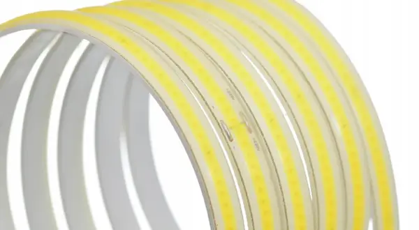 Zwijana taśma LED COB 230V, z widocznymi punktami świetlnymi i oznaczeniem napięcia.