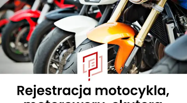 Rejestracja motocykla z zagranicy? Ułatwiamy formalności! Widok na przody rzędów motocykli, z pomarańczowym błotnikiem na pierwszym planie.