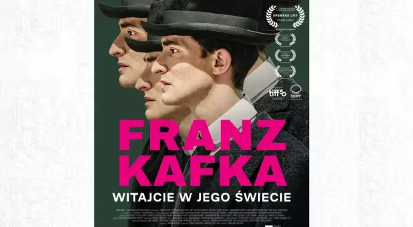 Plakat filmu "Franz Kafka. Witajcie w jego świecie" z Agnieszką Holland w reżyserii. Trzy twarze w kapeluszach tworzą surrealistyczny obraz.