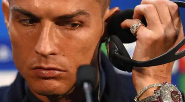 Cristiano Ronaldo luce un reloj de 2 millones de dólares, incrustado de diamantes y rubíes, mientras se prepara para una entrevista.