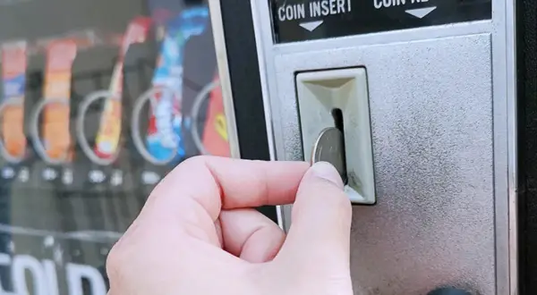 Ile kosztuje wynajem automatu vendingowego? Poznaj ukryte koszty