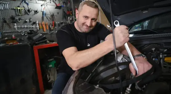 Mechanik w warsztacie, gdzie naprawy nie do naprawy stają się rzeczywistością. Z kluczem w dłoni, gotowy na każde wyzwanie.
