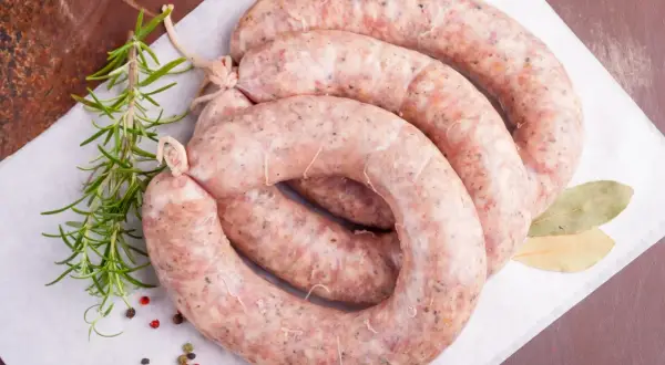Biała kiełbasa na grilla: surowa czy parzona? Poznaj sekret idealnego smaku