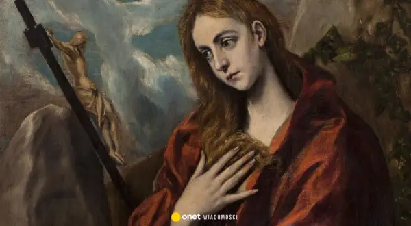 Maria Magdalena, kim była? Obraz przedstawia ją w zadumie, z ręką na piersi, obok krzyża z postacią Chrystusa.