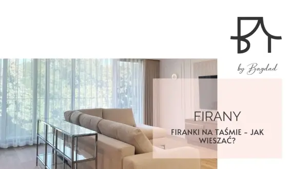 Eleganckie wnętrze z jasną sofą i firankami. Tekst: "FIRANKI NA TAŚMIE - JAK WIESZAĆ?".