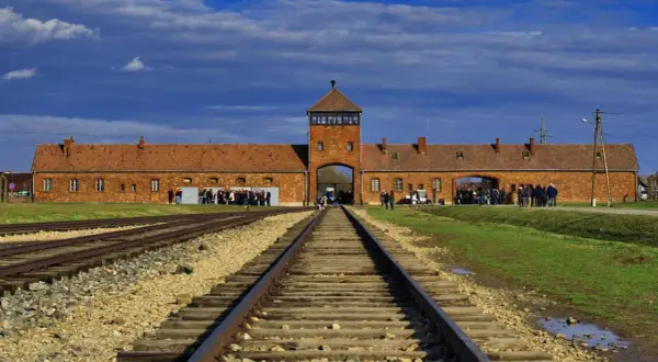 Brama obozowa Auschwitz, tory kolejowe prowadzące do niej. Informacje o auschwitz bilety cennik.