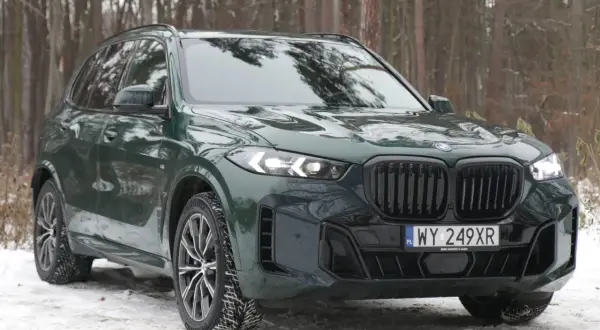 Zielony BMW X5 2025 na śniegu, gotowy na zimowe wyzwania.