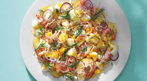 En härlig potatissallad med räkor, ägg, rödlök och dill. En riktigt god sallad till maten!