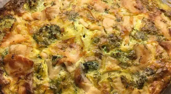 En gyllene laxpudding med broccoli och dill, redo att serveras. Ett perfekt laxpudding recept för middagen.