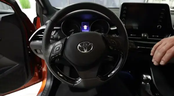 Jak włączyć czujniki parkowania Toyota CHR - proste rozwiązanie krok po kroku