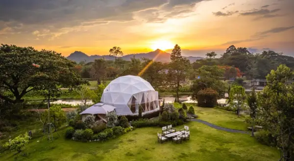 Glamping co to jest? To luksusowy namiot kopułowy w otoczeniu natury, z widokiem na zachód słońca. Idealne miejsce na relaks.