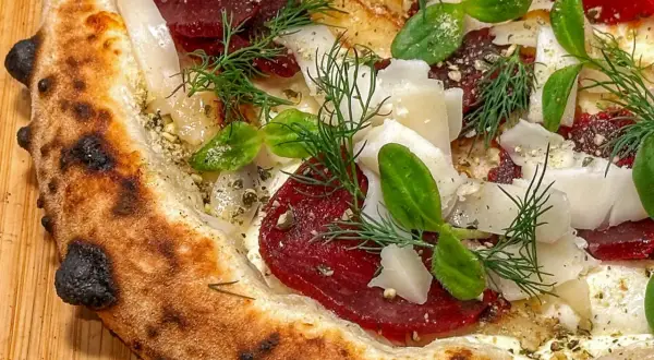 Eine köstliche Cookie Pizza mit Rote Bete, Dill und Parmesan.