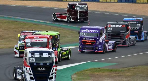 Course de camions spectaculaire, les 24h camions en pleine action. Plusieurs bolides colorés s'affrontent sur le circuit.