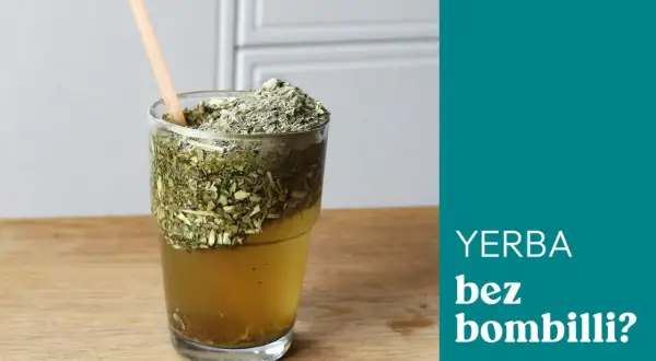 Szklanka z yerba mate i słomką, gotowa do picia. Jak pić yerba mate bez bombilli? To proste!