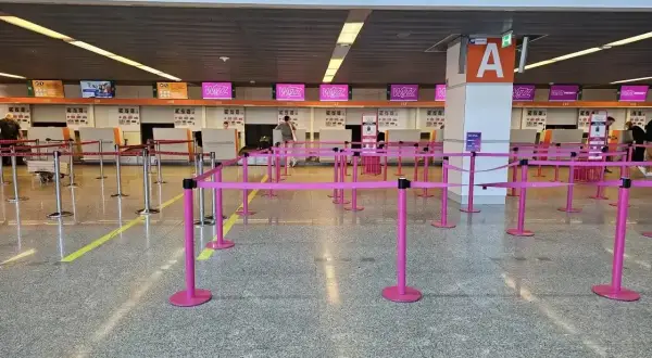 Puste stanowiska odprawy Wizz Air na lotnisku. Krok po kroku na lotnisku, czekając na swój lot.
