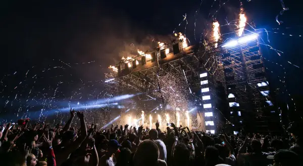 Tłumy ludzi na koncercie, konfetti i płomienie na scenie. Niezapomniane festiwale w Polsce!