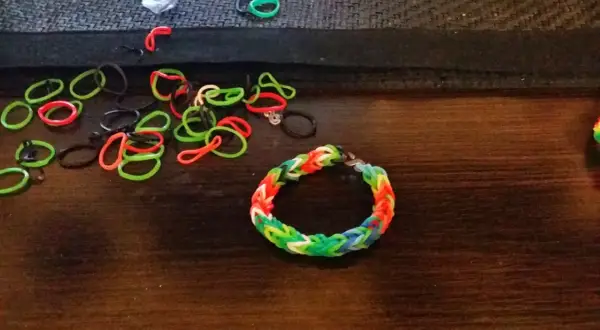 Jak zrobić bransoletkę z gumek na widelcu - proste kroki i triki