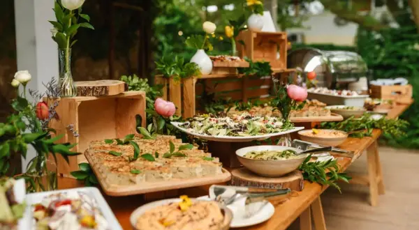 Ile kosztuje catering na komunię? Sprawdź ceny i opcje usług