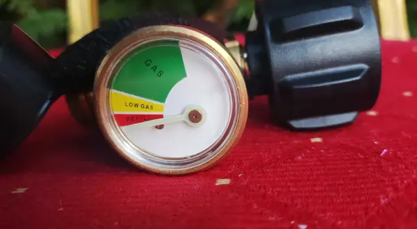 Manometr wskazuje, jakie jest ciśnienie w butli LPG. Wskaźnik jest w strefie "REFILL", co oznacza konieczność napełnienia.