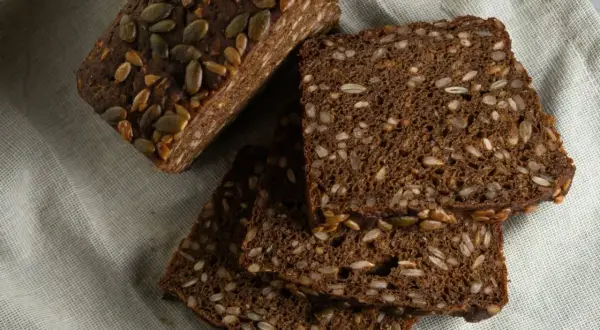 Dunkles Vollkornbrot mit vielen Kernen und Samen. Ein ideales Brot zum Abnehmen, das gut sättigt.