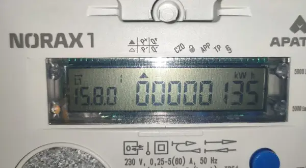 Norax 1: opis wyświetlacza pokazuje 15.80 kWh i 00000135.