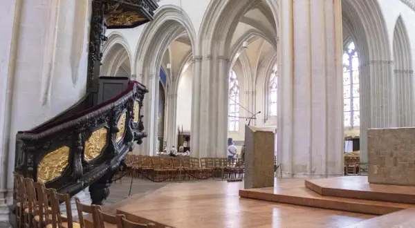 Wnętrze katedry z ozdobną amboną, ławkami i witrażami. Wyobraź sobie, że to miejsce, gdzie wygłaszano kazania sejmowe streszczenie.