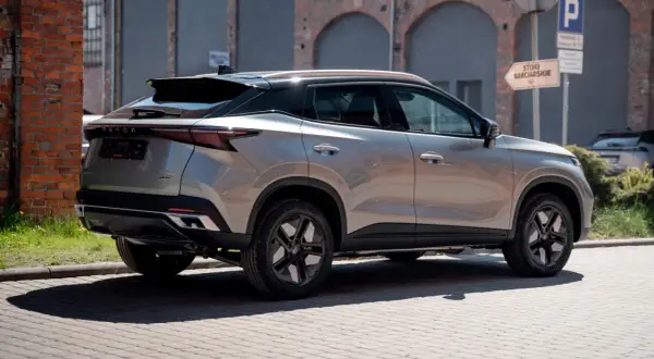 Nowy Chery Omoda 5 w miejskim otoczeniu, z charakterystycznymi felgami i nowoczesnym designem.