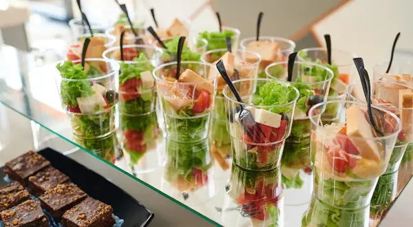 Catering "jak u mamy": Prawdziwy smak tradycji na Twoim stole