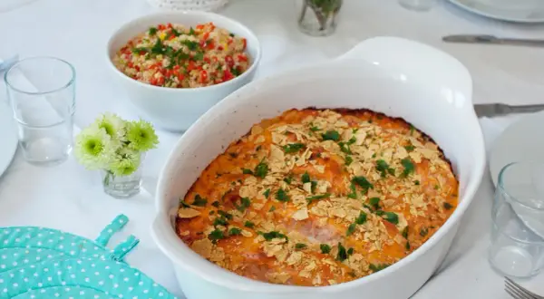 En gratinerad laxrätt med krispigt topping, perfekt för ett fredagsmys recept. Serveras med en fräsch couscoussallad.