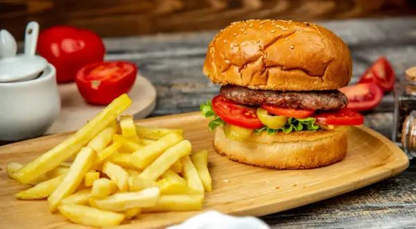 Jak doprawić mięso na burgery? Odkryj sekrety soczystości!