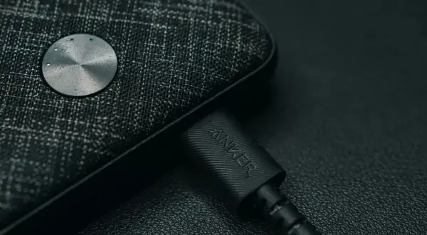 Szukasz idealny powerbank do samolotu? Ten Anker z wskaźnikiem naładowania to świetny wybór na podróż.