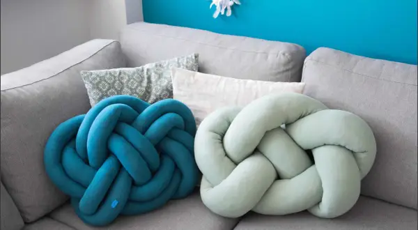 DIY: Poduszka z koca bez szycia! Odmień wnętrze w 15 min.
