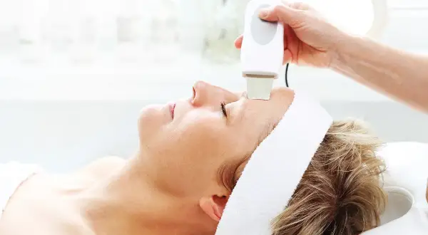 Peeling kawitacyjny: Odkryj sekret gładkiej cery bez bólu!