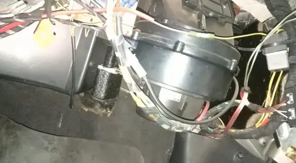 W Audi A4 B5 zawór nagrzewnicy znajduje się za panelem deski rozdzielczej, blisko dmuchawy.