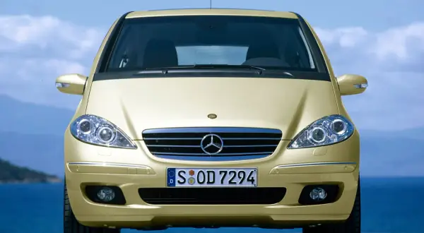 Złota Mercedes A-klasa, przód auta. Mechanicy chwalą jego niezawodność.