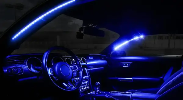 Intérieur de voiture illuminé par des bandes LED bleues, parfait pour installer un éclairage d'ambiance.