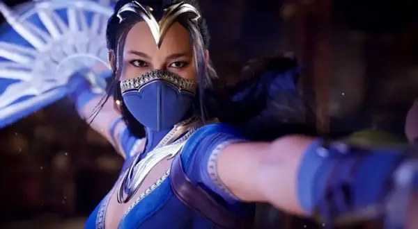 Mortal Kombat Kitana w niebieskim stroju z wachlarzem gotowa do walki.