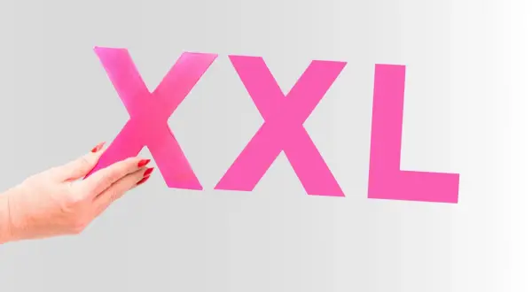 Dłoń z czerwonymi paznokciami trzyma literę "X", tworząc napis XXL. Jaki to rozmiar?