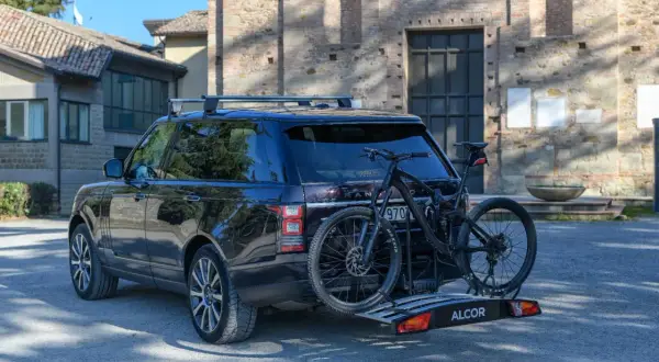 Svart Range Rover med cykelställ och cykel bak. Perfekt för att montera dragkrok och sedan besiktning inför cykelsemestern.