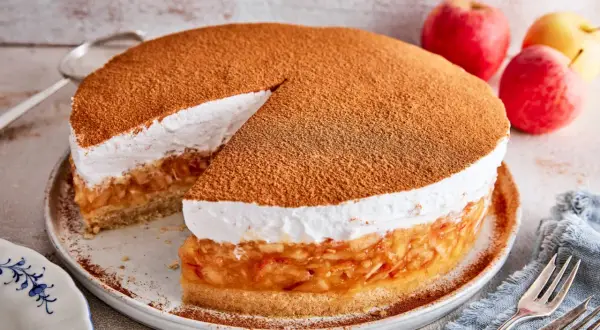 Saftige schwedische Apfeltorte mit Zimt und Sahne, bereit zum Genießen.