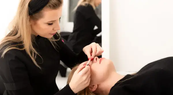 Stylistka precyzyjnie dokłada rzęsy. Zastanawiasz się, ile trwa przedłużanie rzęs 3d? To zależy od doświadczenia stylistki i ilości rzęs.