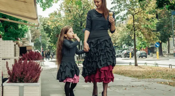 Urocze duety: pasujące spódnice dla mamy i córki. Jak je nosić?